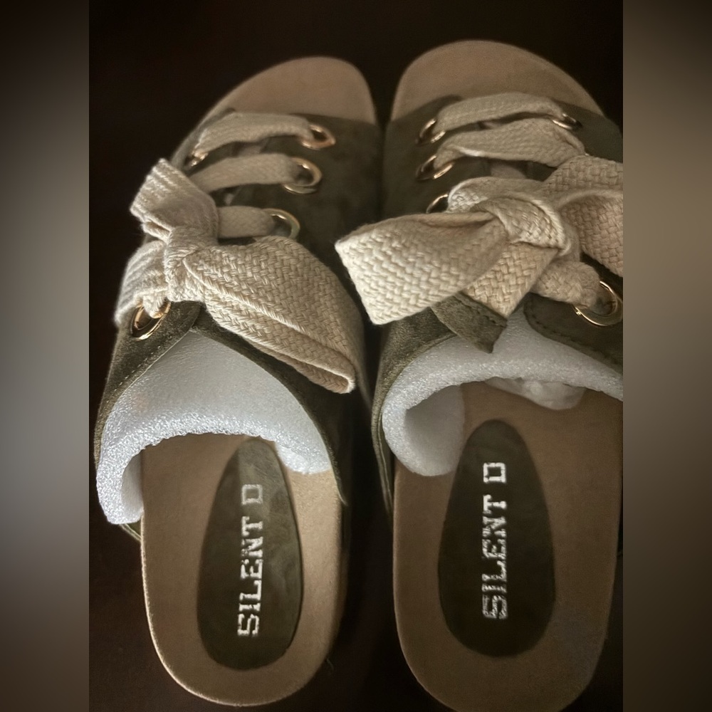 Silent D women’s slides